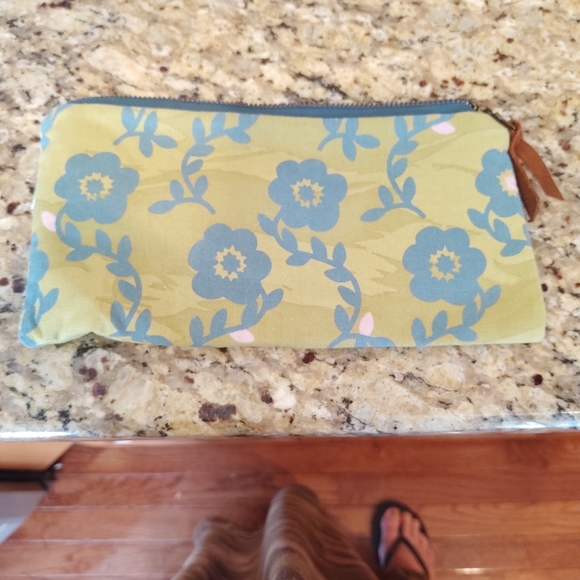 Young Living Handbags - Young Living Retro Essential oil storage purse